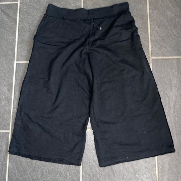 Women Capri Pants - Picture 5 of 7